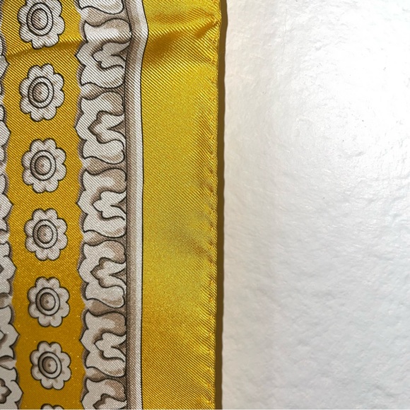 Luxury Versace silk scarf 35" square yellow gold navy cream baroque design NWOT - Picture 8 of 16